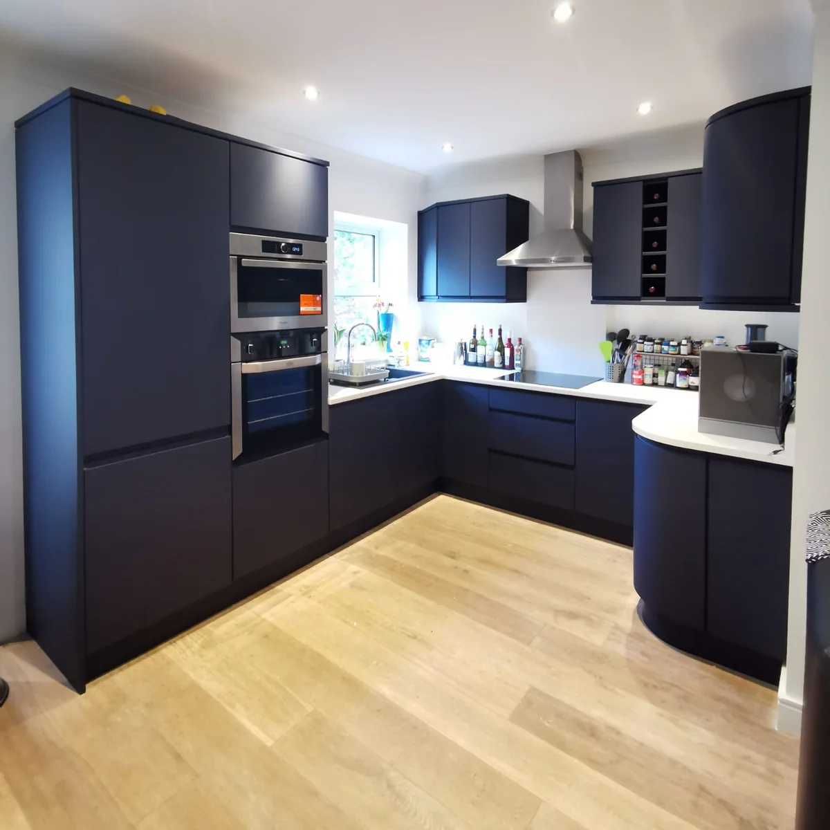Luxe keuken wrapping in donkerblauw